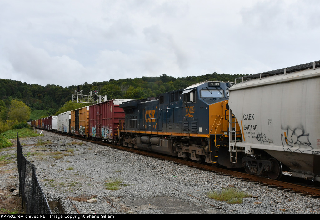 CSX 7009 Roster shot.